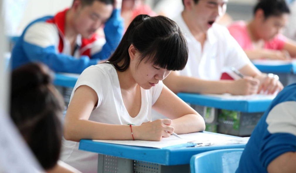 当老师不轻松，当高考的监考老师更难，高考监考之苦无法一语道清