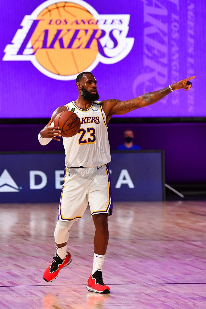 nba球员为什么嚼冰块（笑趴！赛前詹姆斯一脸坏笑地从裤裆掏出什么？别想多了（附视频））