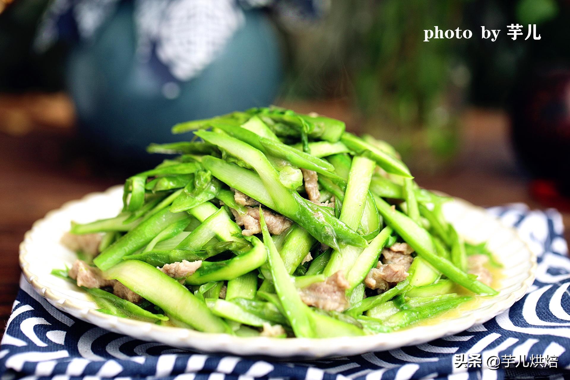 炒芦笋有诀窍,多加一步,色泽翠绿,脆嫩爽口不涩嘴,好吃又下饭