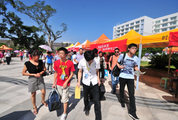 大学生计算机（2021准大学生用不用买电脑）