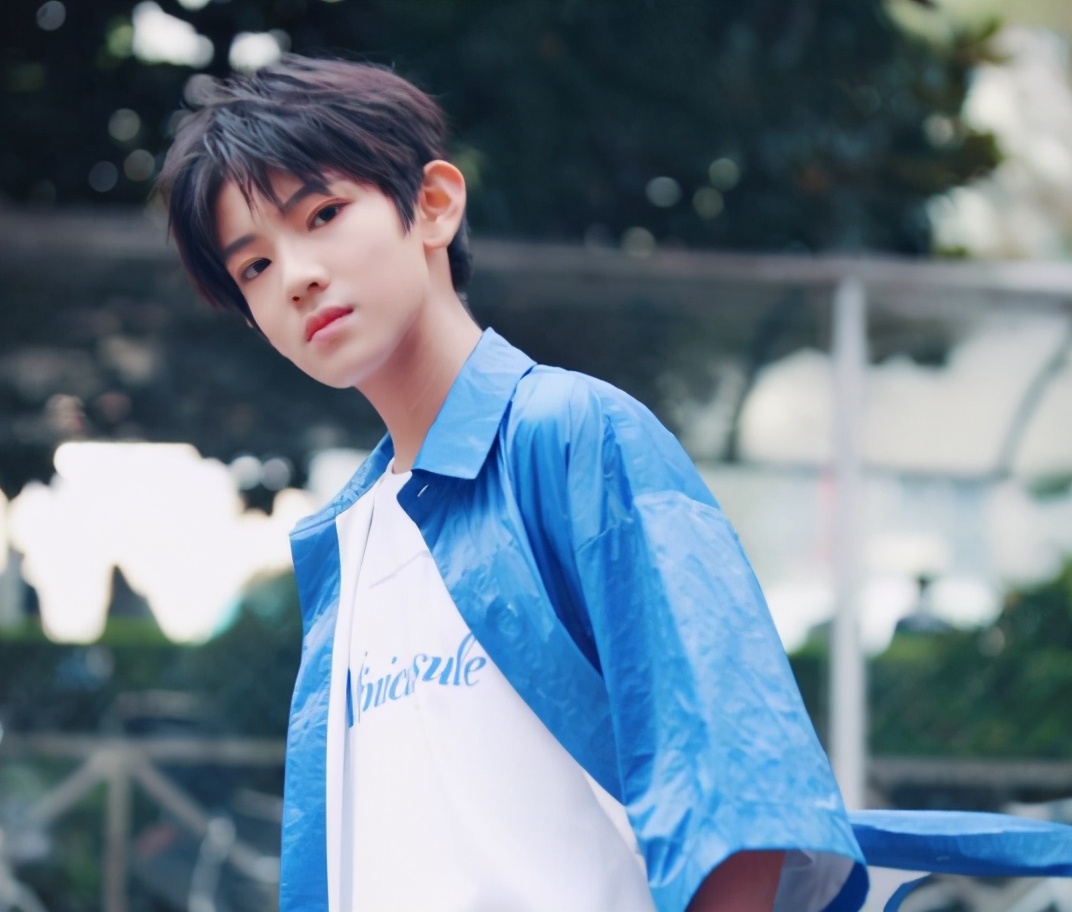 张铭浩今年多少岁(16岁鲜肉被曝恋爱,尺度聊天记录流出,与台上乖乖男