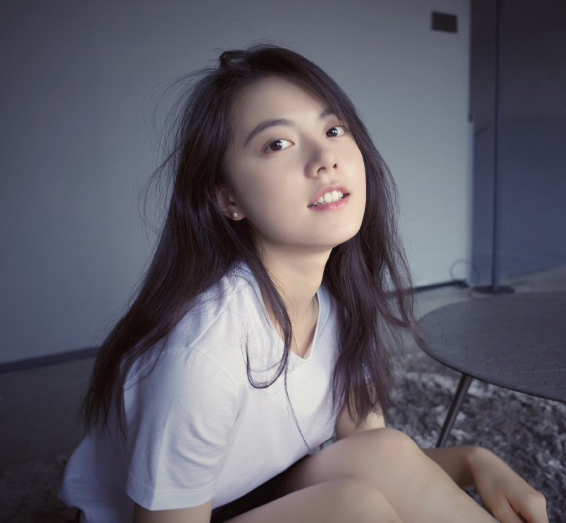 赵今麦晒自拍照营业:长发白衬衣气质惊艳,怎知她的侧颜更迷人