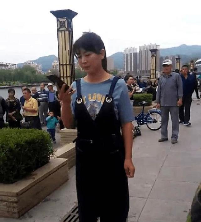 “山杏”闫学晶：两段婚姻，三个孩子，两任丈夫都是二婚