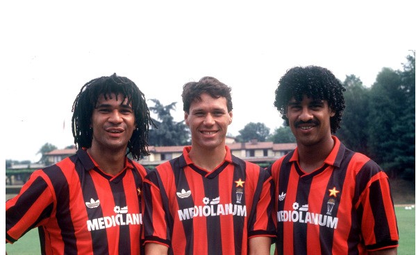 2 荷兰三剑客荷兰三剑客是80年代末90年代初欧洲足坛最响亮的名字