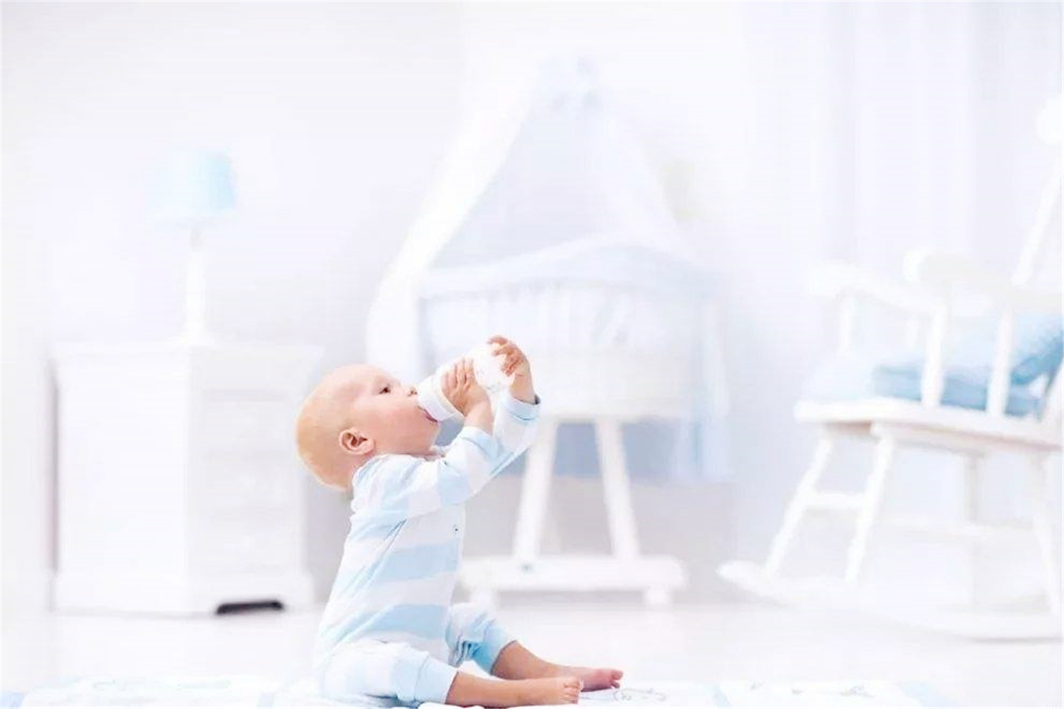 一个月婴儿吃多少毫升奶粉（新生儿吃多少奶粉量合适）-幼儿百科-魔术铺