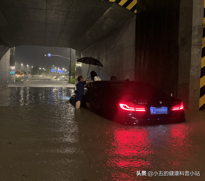 驾车遇洪水，汽车等待安全撤离