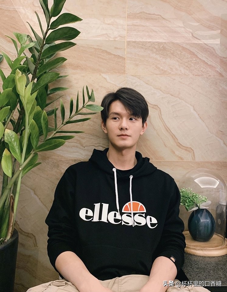 《一生一世》9演员私服照！梅行是1997年小鲜肉，宏晓誉170大长腿