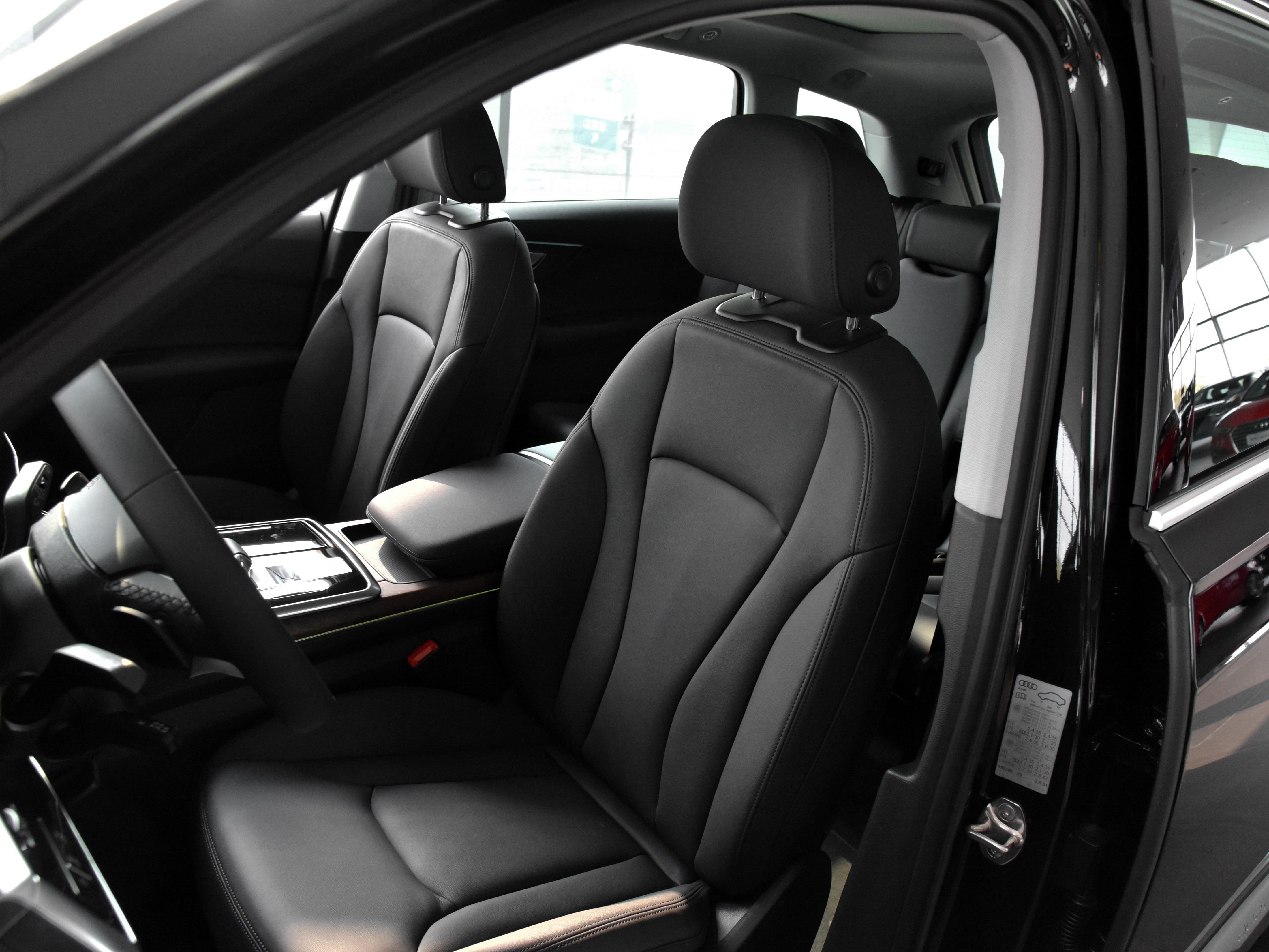 老牌进口豪华SUV，车身看着更长，7座+四驱，带你看奥迪Q7