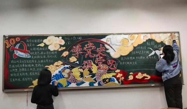 初中生“创意黑板报”走红，隔壁班羡慕不已，美术老师自愧不如
