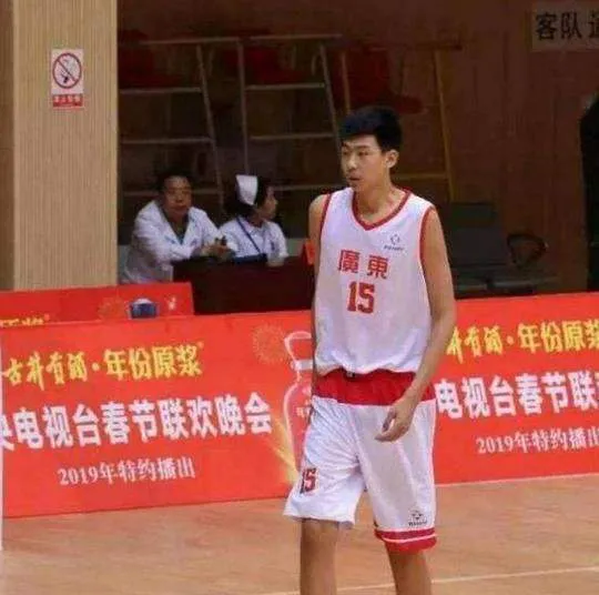 cba宏远为什么不使用徐昕(宏远好苗子！被视为易建联接班人，身高2.2米的徐昕近况如何？)