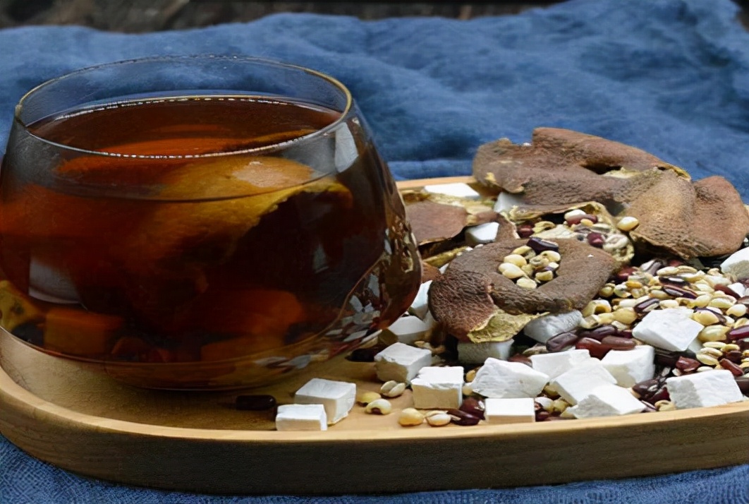 6,陈皮茯苓茶木棉砂仁茶制作简单,只用木棉花和春砂仁加上开水泡上十