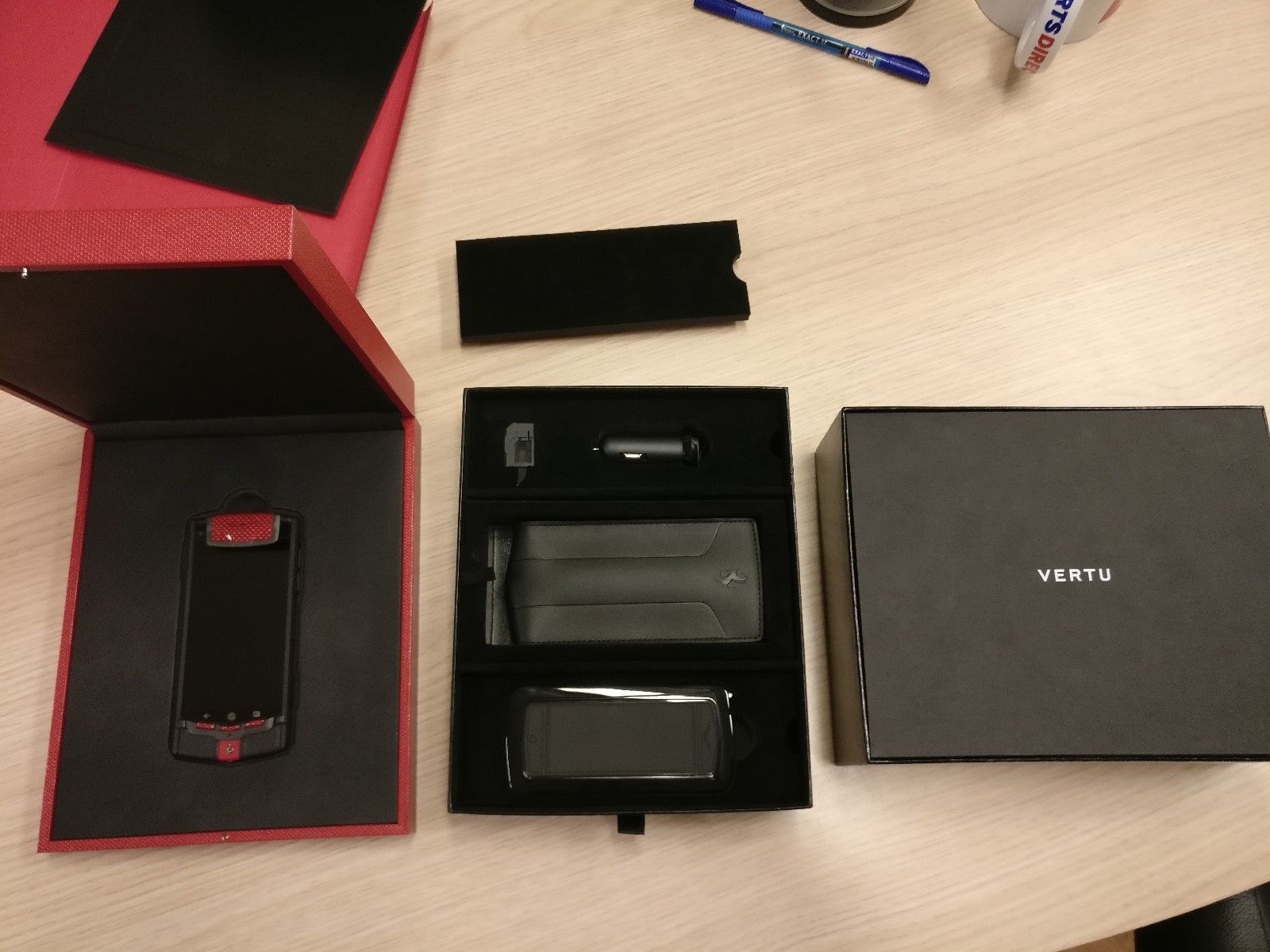 vertu法拉利联名限量手机,二手标价1.5万美元,价格涨了3倍
