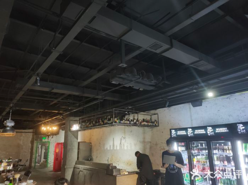 长春这家网红毛坯“厂房”烧烤店，凭什么能让跑男团去打卡撸串？