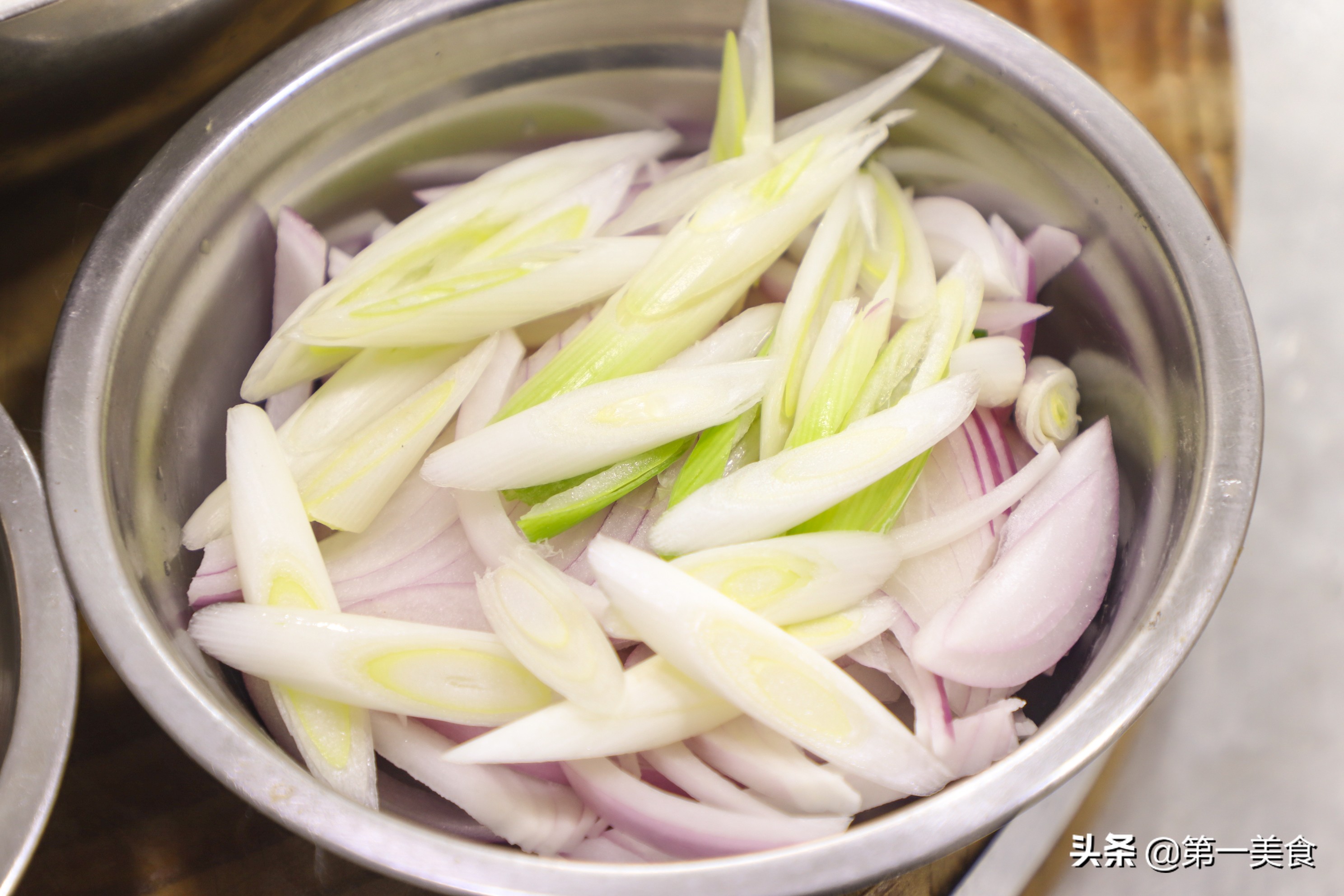 鱼要怎么烧好吃（鲈鱼这样烧着吃，汤汁浓郁，骨烂肉香，厨师长详细展示每个步骤）