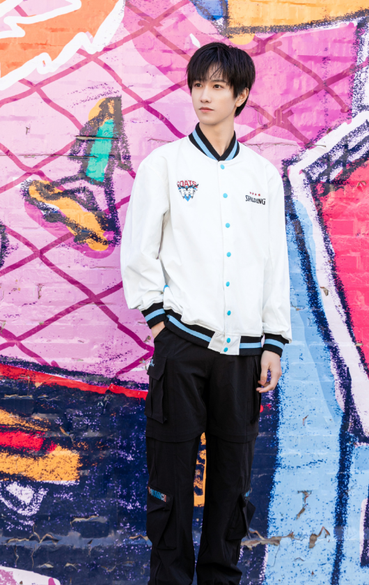 敖子逸“失控长高”太绝，看他穿上奶油袜，腿长就有1米8