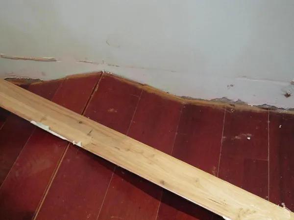 地板出现起拱，这样处理方便简单，而且还不求人