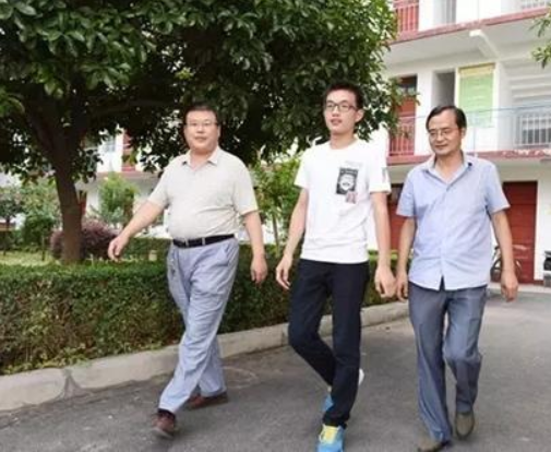 父亲重病，负债累累，瘦弱少年扛起一个家，历经坎坷终圆梦清华