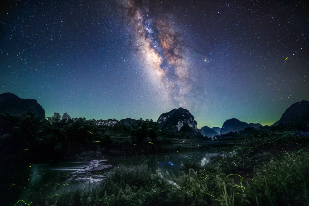 星空照片(“追星”8年，广西摄影师拍下璀璨星河，让无数人领略星空震撼之美)