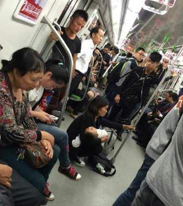 老大爷抢孩子的爱心座称孩子“没公德心”妈妈的反击很有力