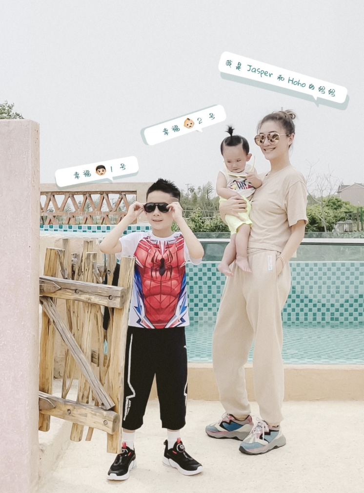 应采儿罕晒次子视频，HoHo举着红旗一路小跑，露小乳牙萌态尽显