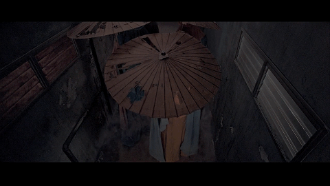 在冬叔死后,钱小豪和阿凤,小白在楼道见到四个身材高大,撑着油纸伞的