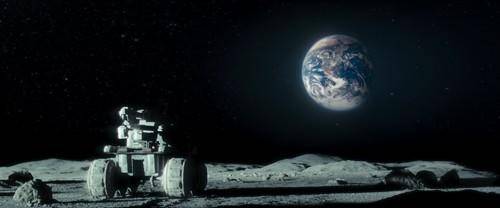 《月球》：孤独的背后，是人类对科学进步的反思