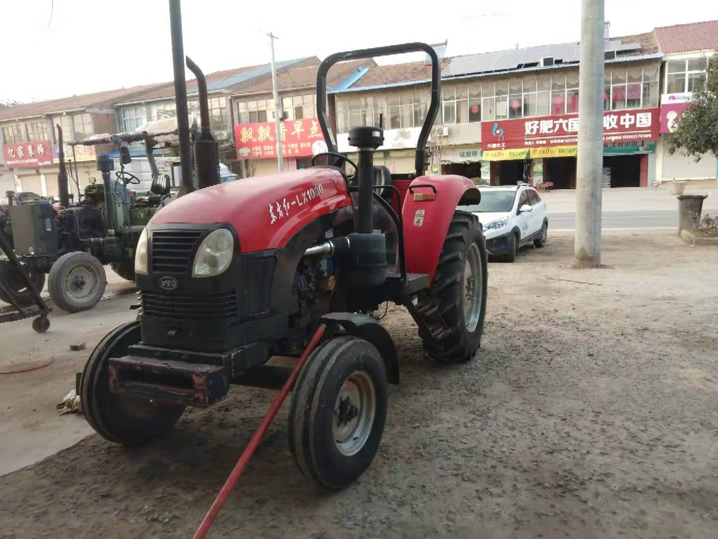 我的爸爸這么愛玩農(nóng)機(jī)車，但是玉米收割機(jī)更喜歡玩他