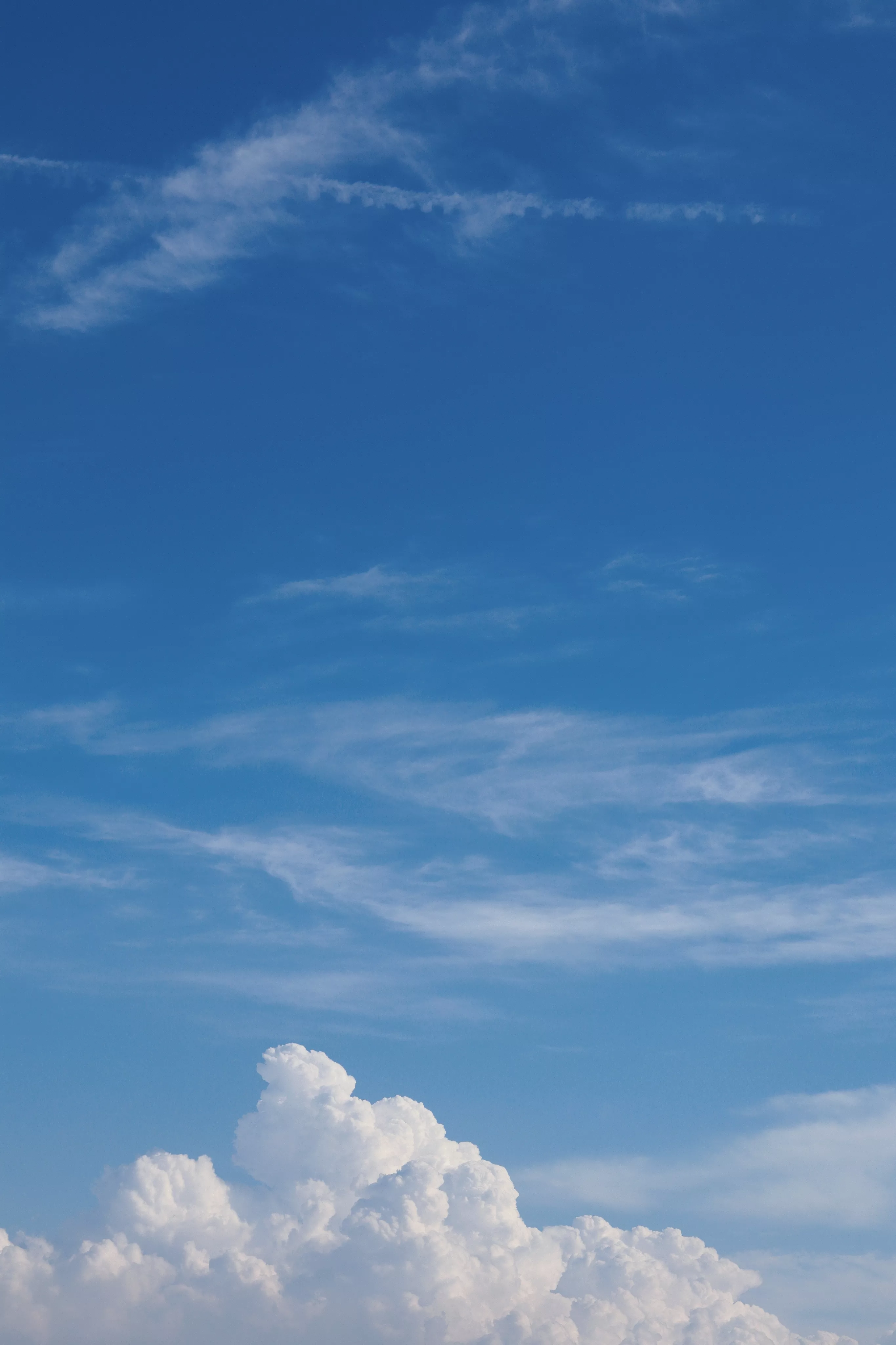 今天的天空像一封深蓝色的情书，云朵是天空写过最美的文案