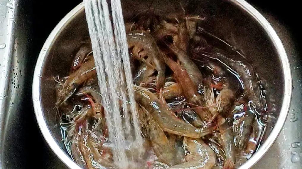 基围虾怎么去虾线（4个步骤教你简单去除虾线）
