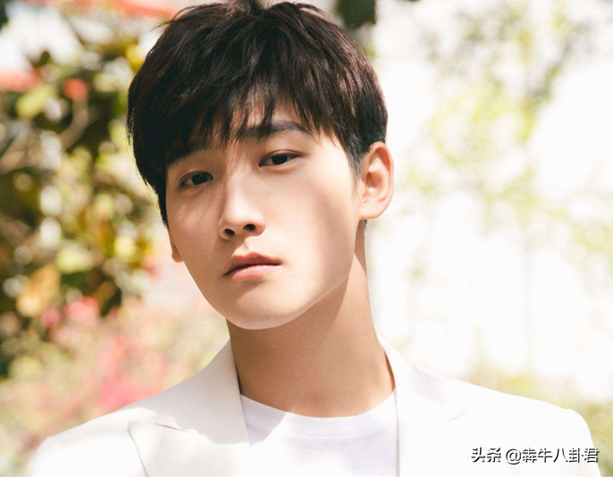 真·胆大，当红男星与北电女学生电梯亲热，网友：一首凉凉送给你