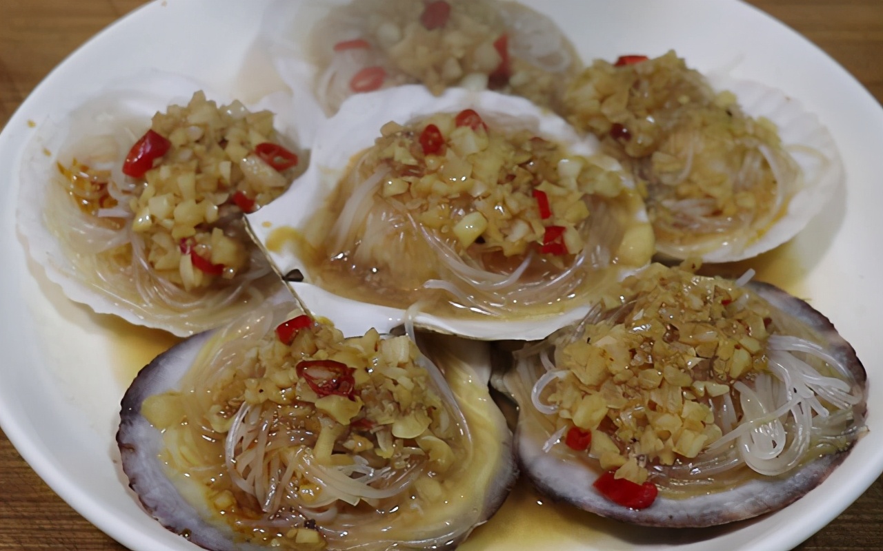 粉丝蒸扇贝蒜蓉做法（教你做道高颜值的拿手菜）