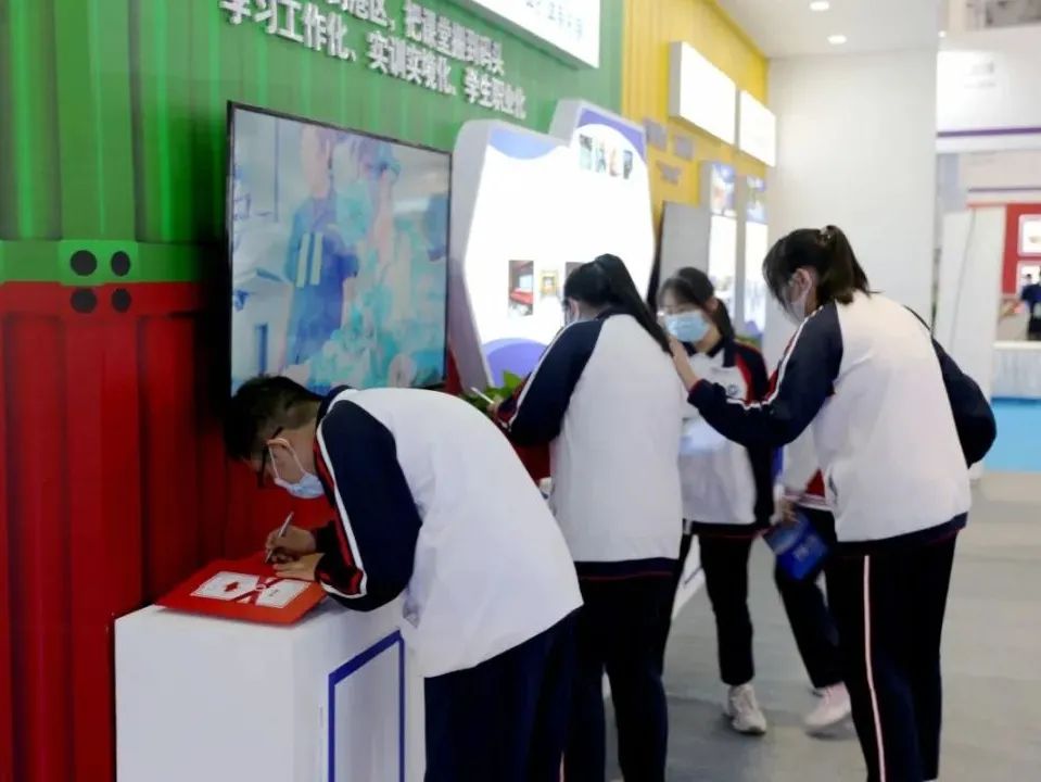 职教集团代表山东港口集团精彩亮相2021年职业教育博览会