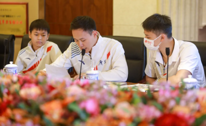 全红婵现身庆功会，让出C位！进校园引数百同学围观：你们好恐怖