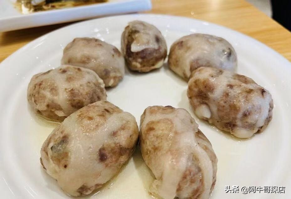 猪肝扣,这个肉团一样的菜,是碎猪肉包着猪肝,外面包裹的那层是猪网油