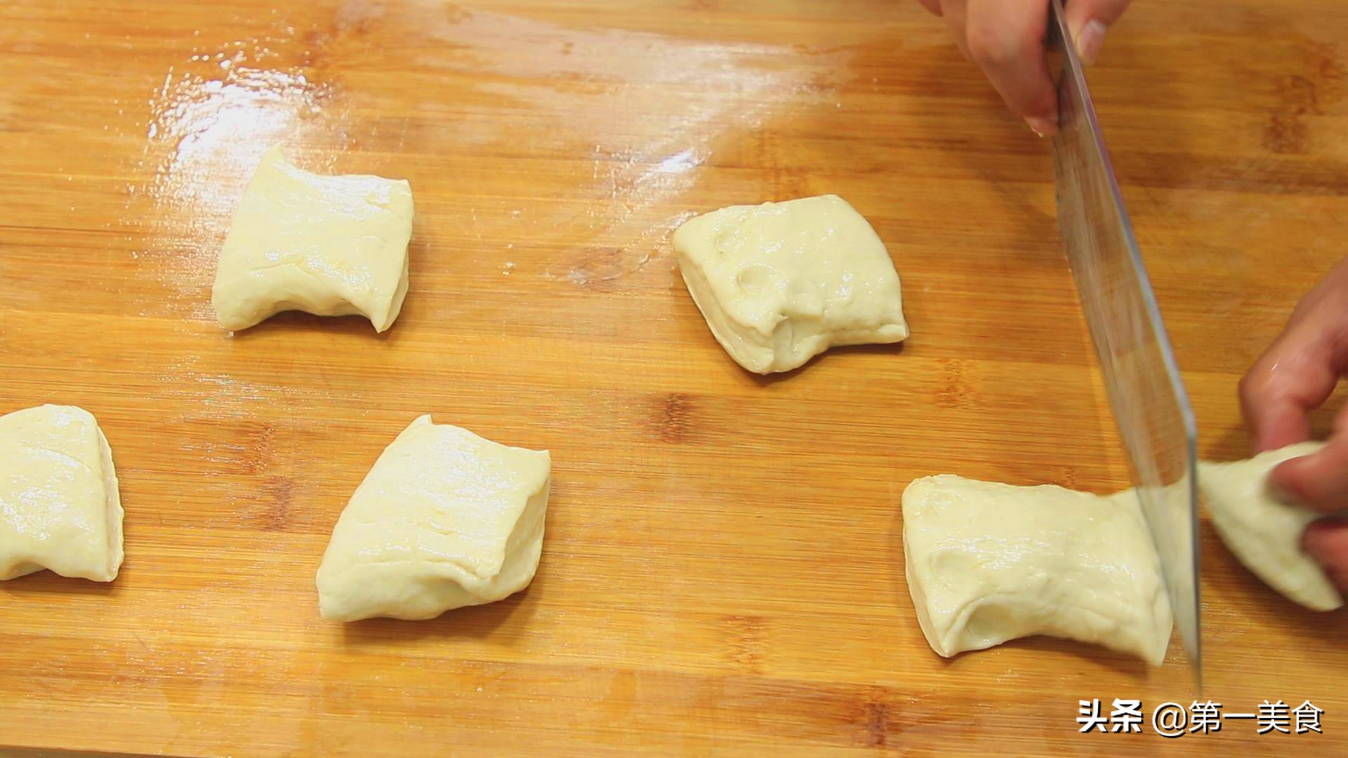 做油饼的方法视频(面点师教你小油饼的和面技巧，小油饼柔软分层，放一天不会硬)