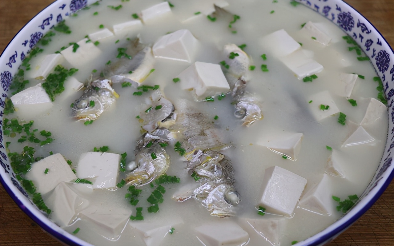 天越凉，越爱喝这道汤，黄鱼加豆腐，一锅炖，鱼肉鲜嫩，汤汁鲜美
