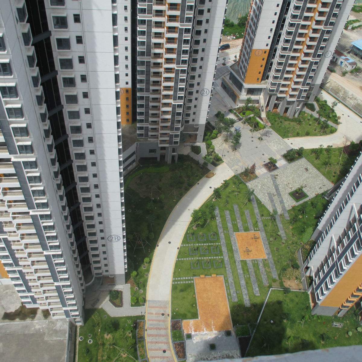 想买顶楼又怕闷热？别着急，这些装修方法可以解决问题