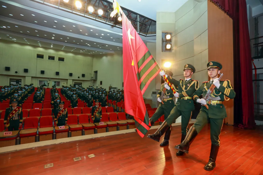 军官退役仪式，开始了