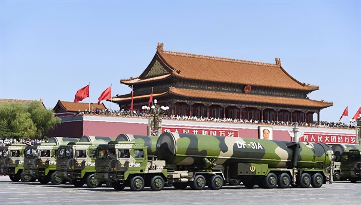 东风-31ag亮相高原 无托发射,机动能力强悍