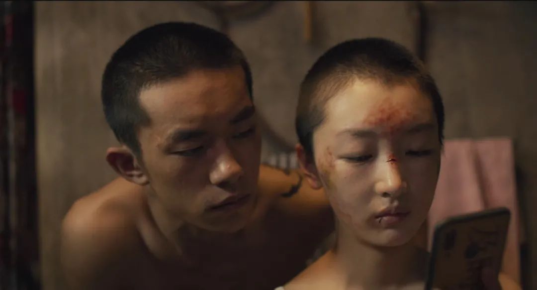 霸凌的高三学生陈念,在与小混混小北相遇后,两人引发的一系列连锁反