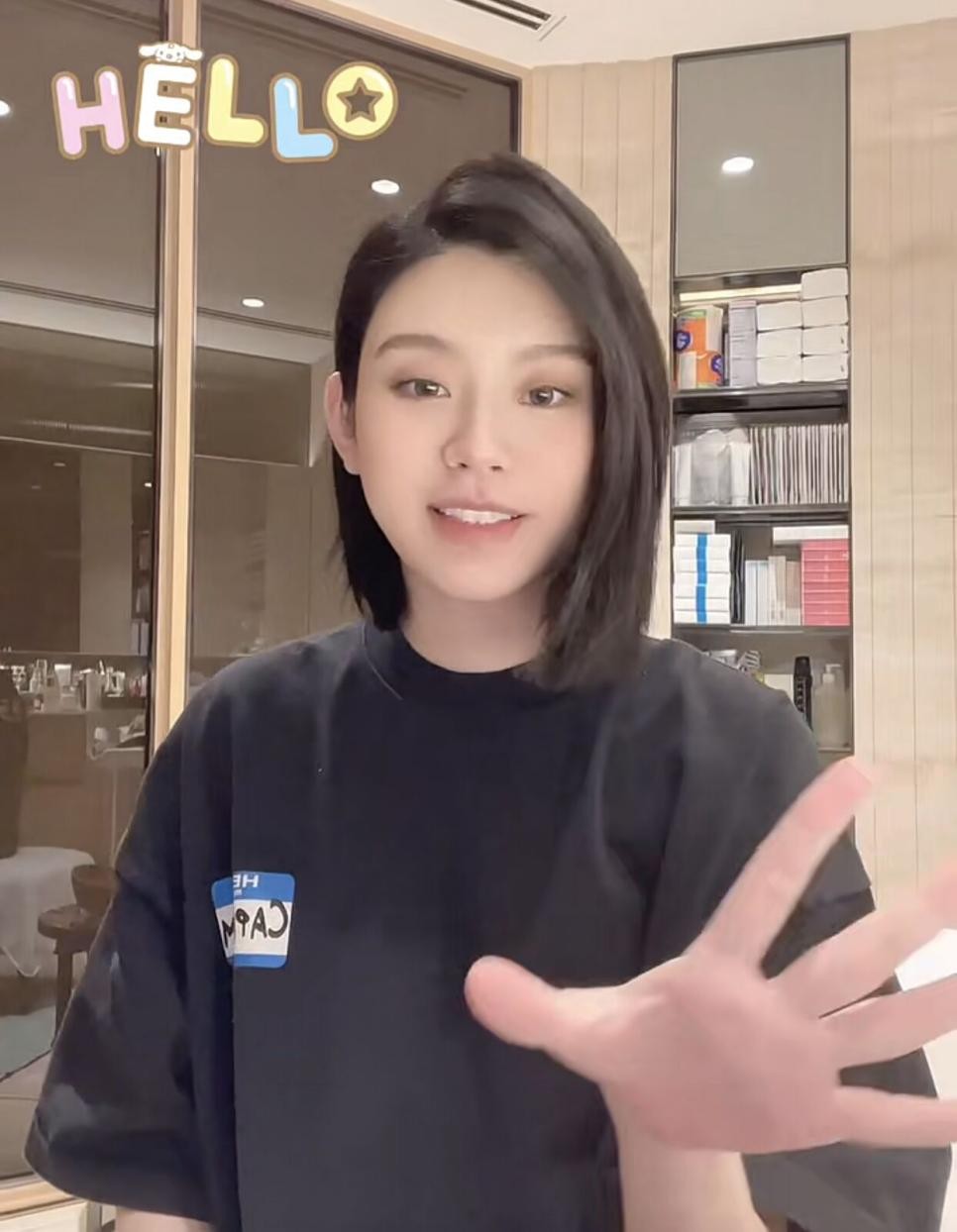 奚梦瑶孕晚期仍坚持工作，自曝怀孕后变肿，卸妆后素颜皮肤白嫩