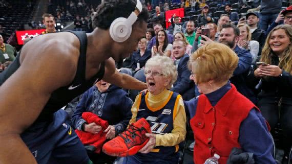 nba球迷为什么要送鞋（NBA怎么开始流行送签名球鞋的？源于在客场球迷穿欧文2号球衣）