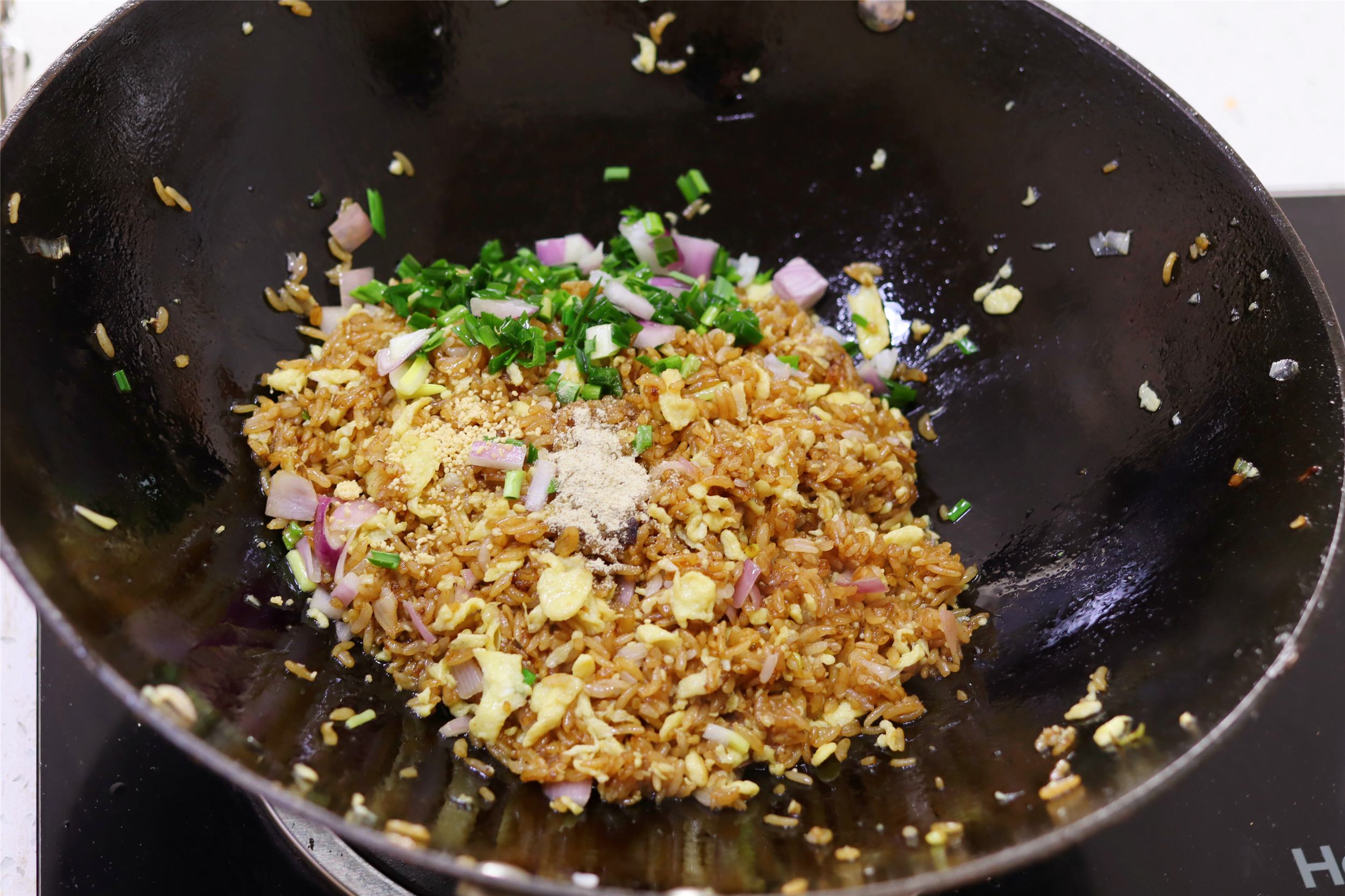 做蛋炒饭，记得“软炒”鸡蛋，每一勺米里都有蛋花，松软颗粒分明
