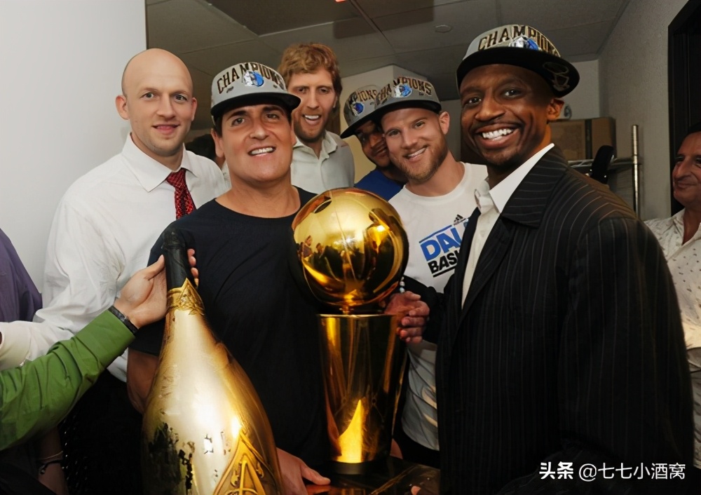 nba奪冠為什麼要搖香檳(湖人總冠軍,詹姆斯和濃眉手握的金瓶香檳什麼