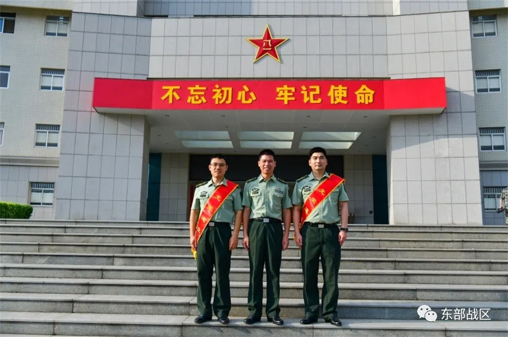 军官退役仪式，开始了