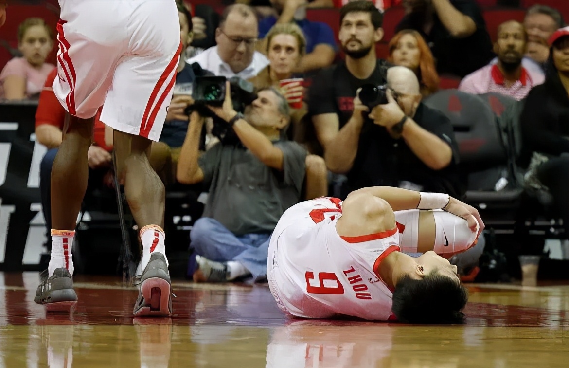 nba球员为什么抽筋很少(NBA比赛强度多高？詹姆斯曾在比赛抽筋，劳森一肘让对手脸变形)