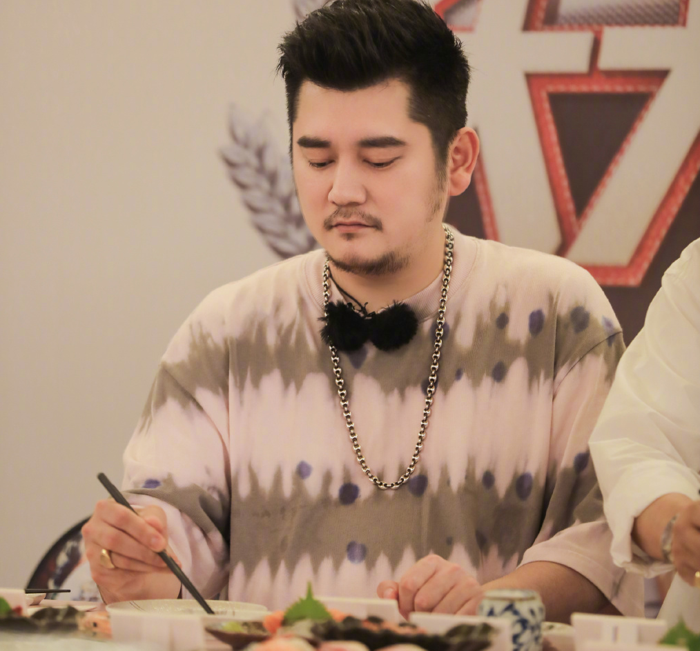 节目中其他主持人也经常撮合钱枫和其他女艺人或者女嘉宾,由此可见