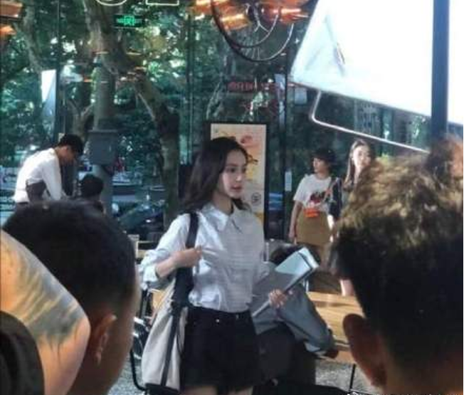 Baby路边拍戏被偶遇,穿短裙皮肤雪白光滑,脚踩恨天高双腿笔直