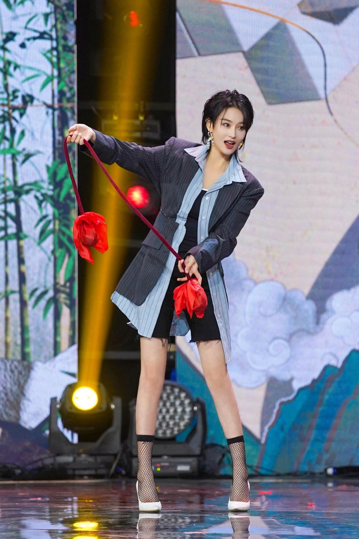 张馨予短发造型是真的帅,配烟熏妆霸气外露,女生看了都心动