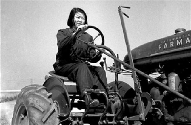 人民币上的女拖拉机手：用了几十年人民币，晚年才知道那人是自己
